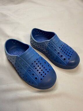 Native Shoes Kids Two-Tone Blue Perforated Water Clogs